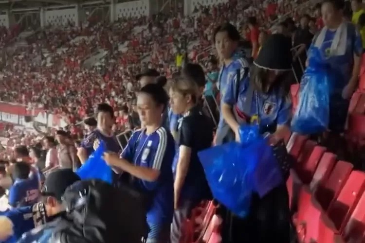 Viral! Tradisi Suporter Jepang Bersihkan Sampah di Stadion GBK Tuai Pujian